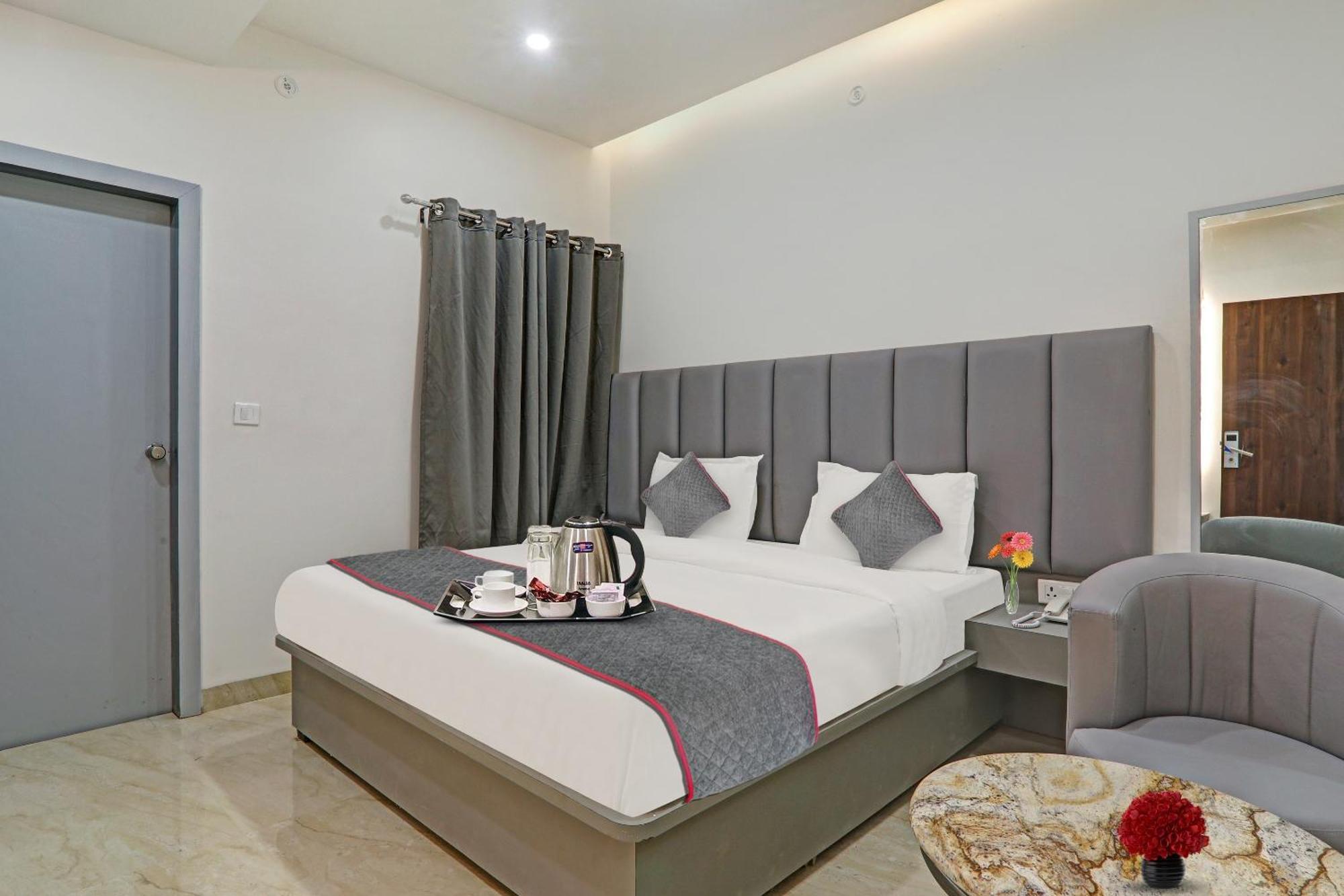 Super Townhouse Hotel Impact Chinhat Ngoại thất bức ảnh