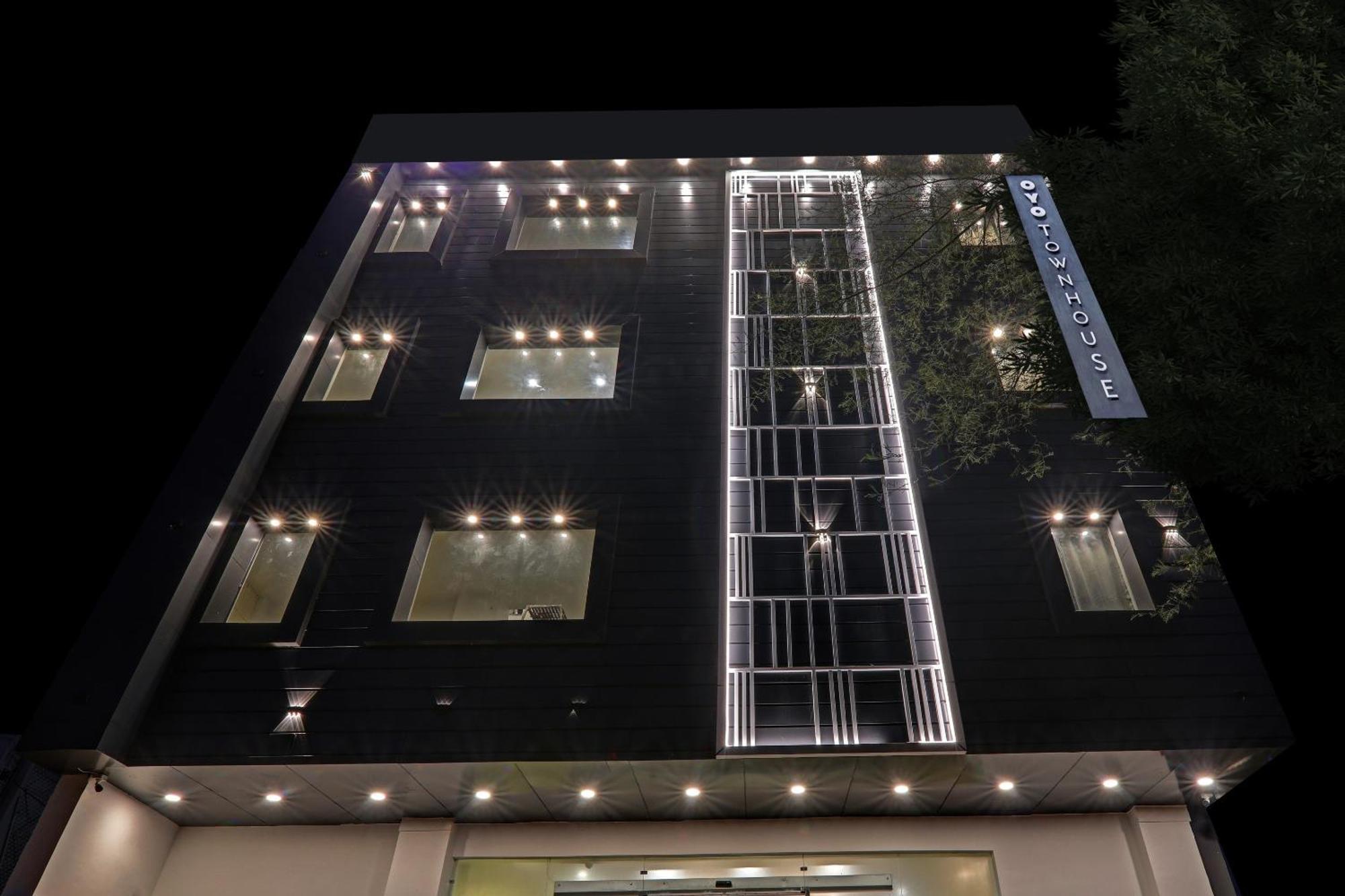 Super Townhouse Hotel Impact Chinhat Ngoại thất bức ảnh