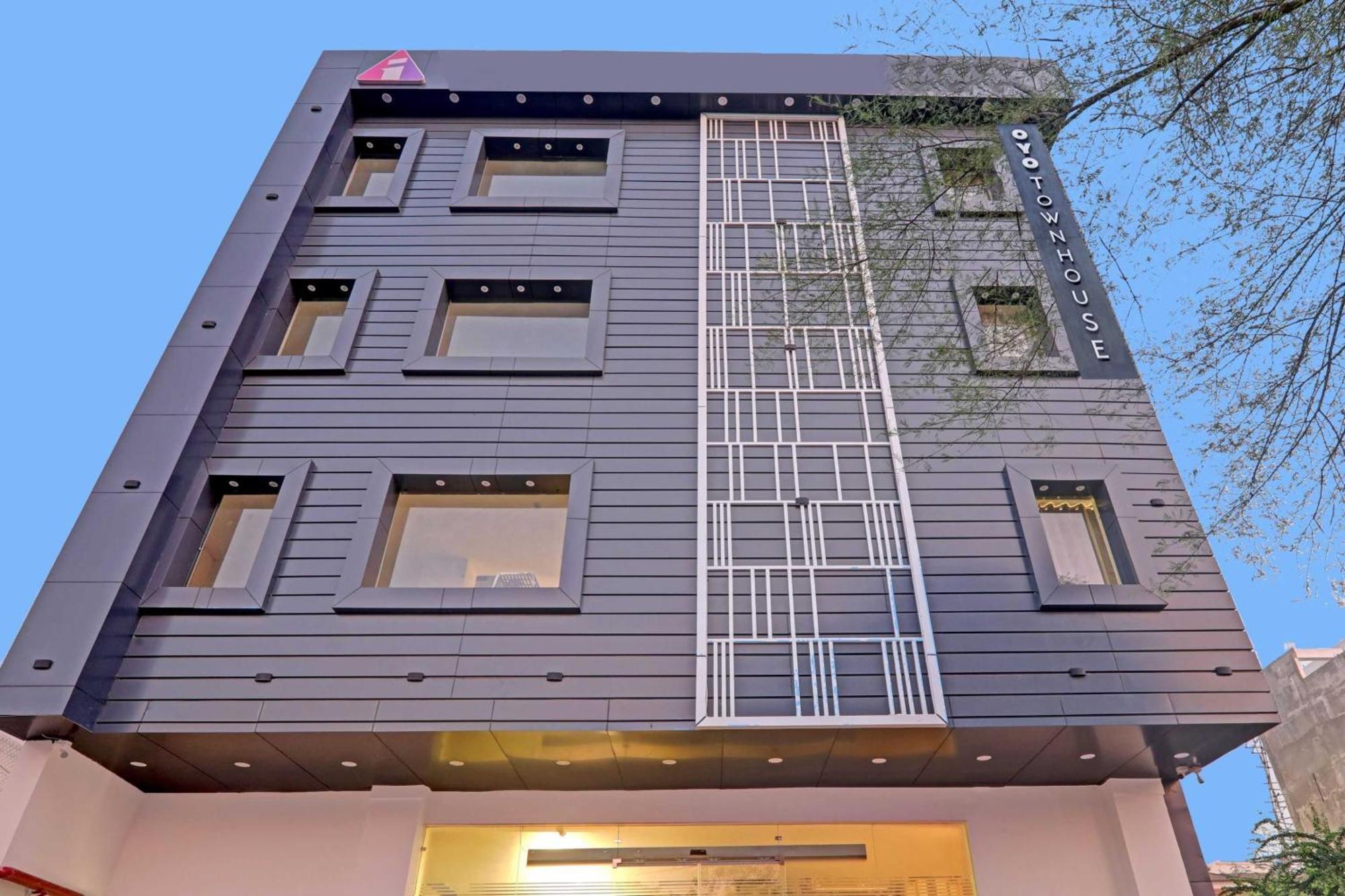 Super Townhouse Hotel Impact Chinhat Ngoại thất bức ảnh