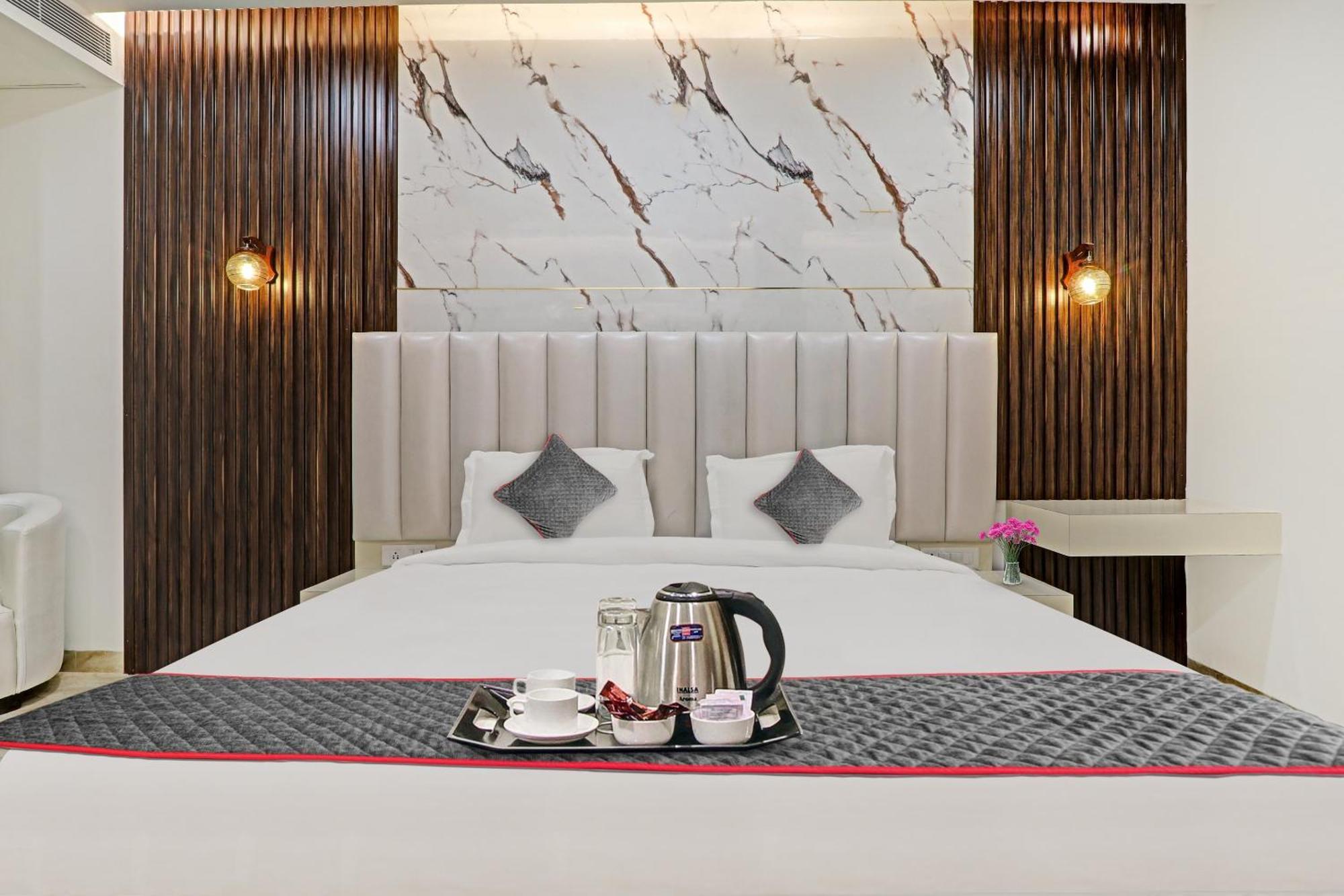 Super Townhouse Hotel Impact Chinhat Ngoại thất bức ảnh
