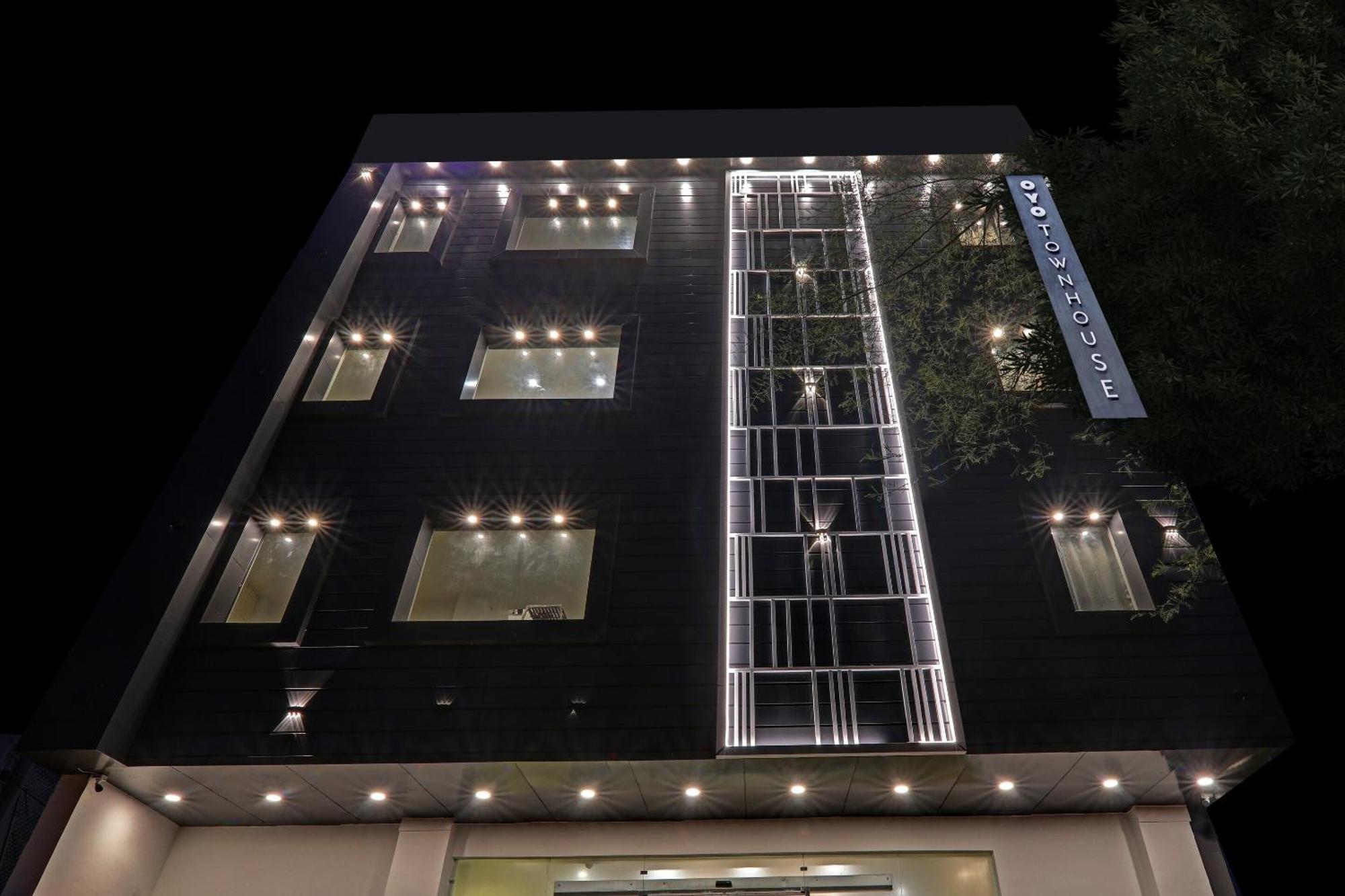Super Townhouse Hotel Impact Chinhat Ngoại thất bức ảnh