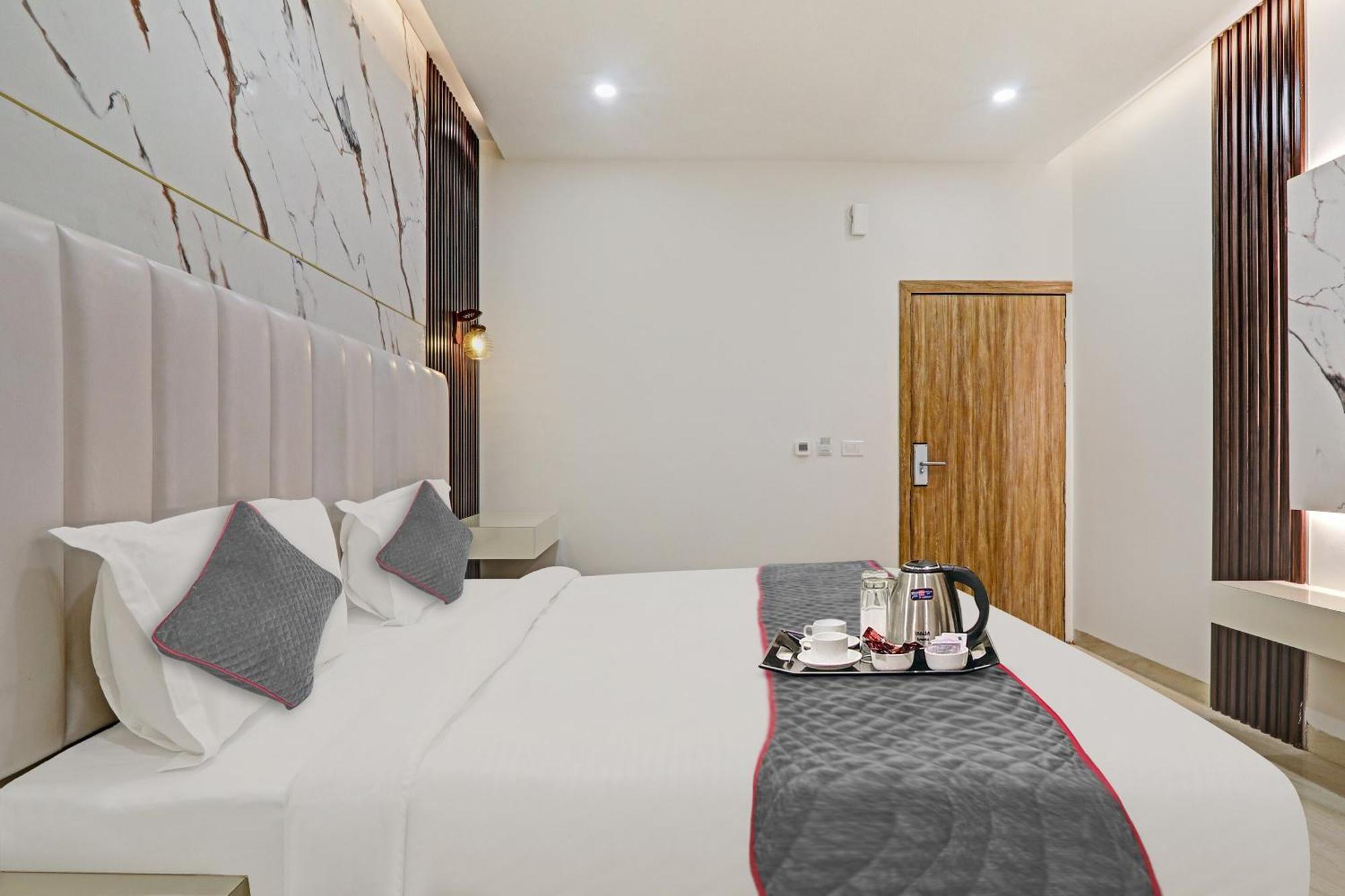 Super Townhouse Hotel Impact Chinhat Ngoại thất bức ảnh