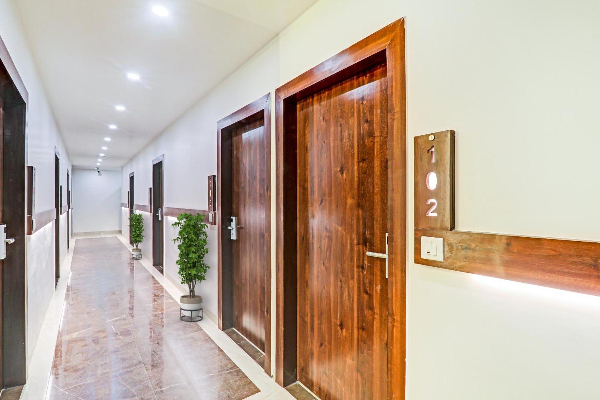 Super Townhouse Hotel Impact Chinhat Ngoại thất bức ảnh